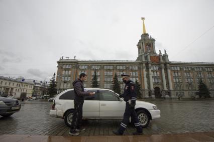 Екатеринбург. Сотрудник ГИБДД в медицинской маске  во время режима самоизоляции введенного для нераспространения коронавирусной инфекции COVID-19