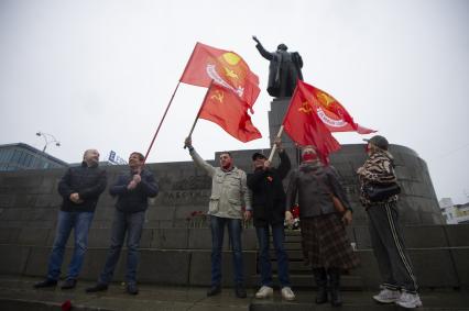 Екатеринбург. Сторнники партии КПРФ у памятника В.И.Ленину в день 150-летней годовщины со дня его рождения