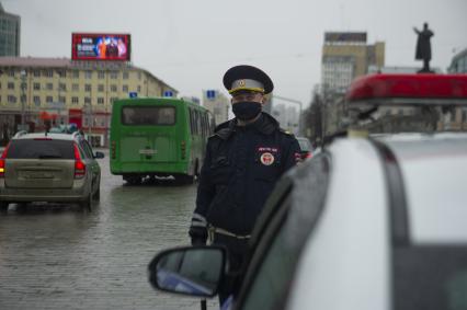 Екатеринбург. Сотрудник ГИБДД в медицинской маске  во время режима самоизоляции введенного для нераспространения коронавирусной инфекции COVID-19