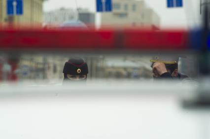 Екатеринбург. Сотрудник ГИБДД в медицинской маске во время режима самоизоляции введенного для нераспространения коронавирусной инфекции COVID-19