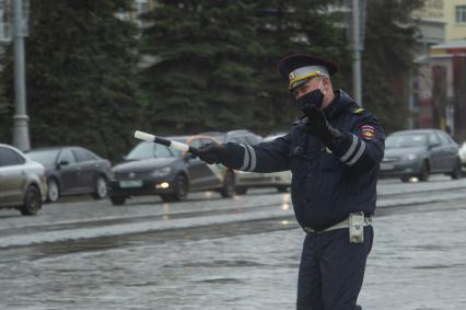 Екатеринбург. Сотрудник ГИБДД в медицинской маске  во время режима самоизоляции введенного для нераспространения коронавирусной инфекции COVID-19