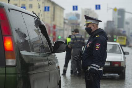 Екатеринбург. Сотрудник ГИБДД в медицинской маске  во время режима самоизоляции введенного для нераспространения коронавирусной инфекции COVID-19