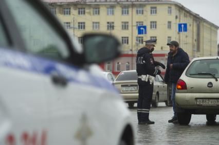 Екатеринбург. Сотрудник ГИБДД в медицинской маске во время режима самоизоляции введенного для нераспространения коронавирусной инфекции COVID-19