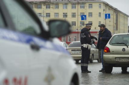 Екатеринбург. Сотрудник ГИБДД в медицинской маске  во время режима самоизоляции введенного для нераспространения коронавирусной инфекции COVID-19