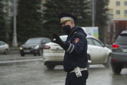 Екатеринбург. Сотрудник ГИБДД в медицинской маске  во время режима самоизоляции введенного для нераспространения коронавирусной инфекции COVID-19