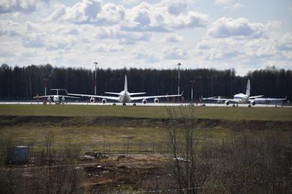 Москва. Самолеты на территории международного аэропорта Внуково.