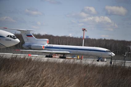 Москва.  Самолет Ту-154М на территории международного аэропорта Внуково.