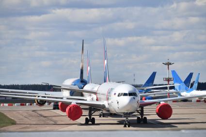 Москва.  Самолеты авиакомпании Azur Air на территории международного аэропорта Внуково.