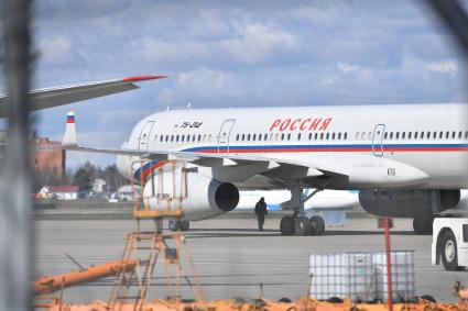 Москва. Самолет Ту-214 на территории международного аэропорта Внуково.