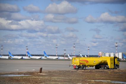 Москва. Самолет авиакомпании `Победа`  на территории международного аэропорта Внуково.