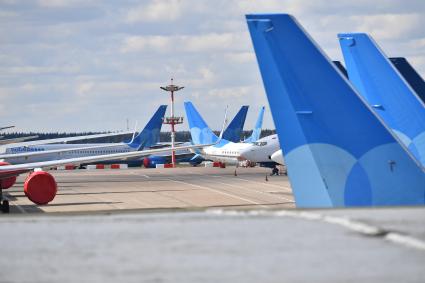 Москва. Самолеты на территории международного аэропорта Внуково.