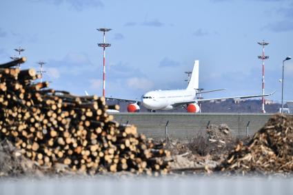 Москва. Самолет Airbus A330 авиакомпании iFly  на территории международного аэропорта Внуково.