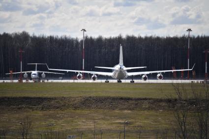 Москва. Самолеты на территории международного аэропорта Внуково.