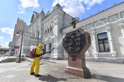 Москва. Сотрудник специального подразделения МЧС `Лидер` во время дезинфекции территории Белорусского вокзала в период пандемии коронавируса COVID-19.