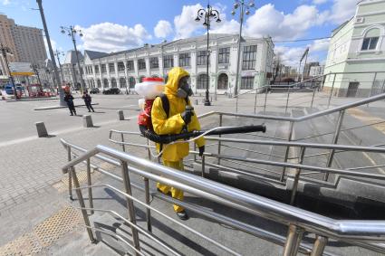 Москва. Сотрудник специального подразделения МЧС `Лидер` во время дезинфекции территории Белорусского вокзала в период пандемии коронавируса COVID-19.