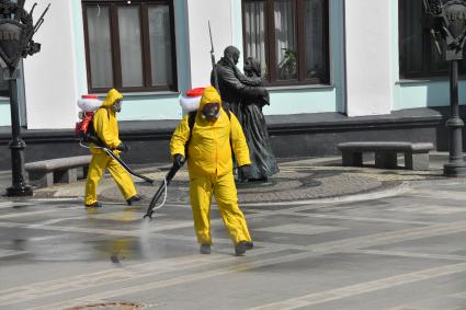 Москва. Сотрудники специального подразделения МЧС `Лидер` во время дезинфекции территории Белорусского вокзала в период пандемии коронавируса COVID-19.