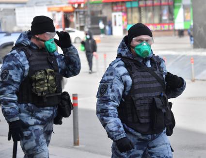 Москва. Сотрудники ОМОНа  в медицинских масках.