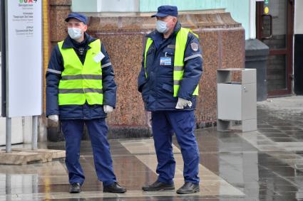 Москва. Дежурные в медицинских масках на Рижском вокзале.