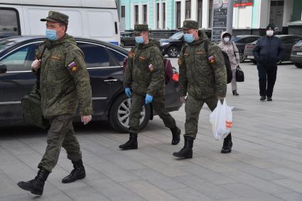 Москва.  Военнослужащие в медицинских масках на Рижском вокзале.