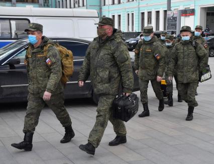 Москва.  Военнослужащие в медицинских масках на Рижском вокзале.