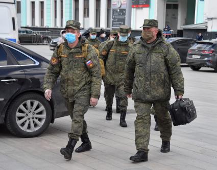 Москва.  Военнослужащие в медицинских масках на Рижском вокзале.