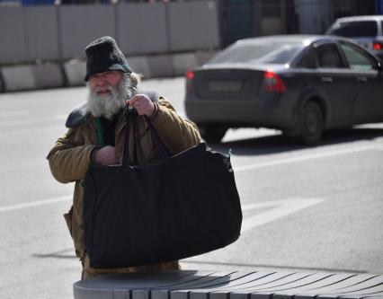 Москва. Пожилой мужчина  на улице города.