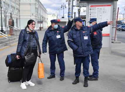 Москва. Женщина и сотрудники РЖД на Рижском вокзале.