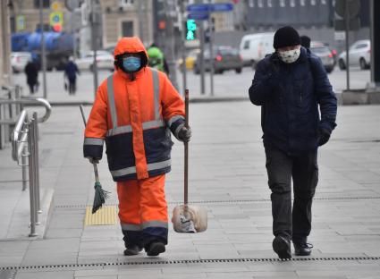 Москва. Сотрудник коммунальных служб убирает улицу.