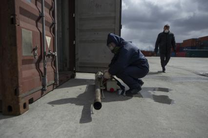 Екатеринбург. Октябрьский таможенный пост Екатеринбургской таможни. Дезинфекция складов, терминала и въезжающего транспорта для нераспространения коронавирусной инфекции COVID-19