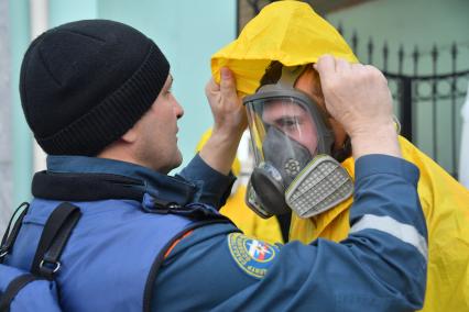 Москва. Сотрудники специального подразделения МЧС `Лидер` во время дезинфекции территории Белорусского вокзала в период пандемии коронавируса COVID-19.