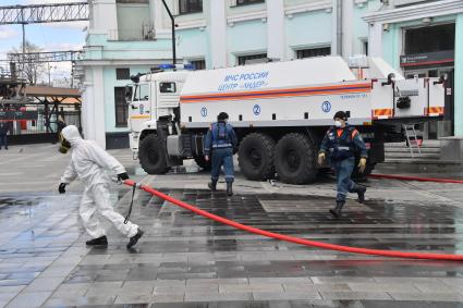 Москва. Сотрудники специального подразделения МЧС `Лидер` во время дезинфекции территории Белорусского вокзала в период пандемии коронавируса COVID-19.