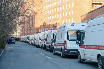 Санкт-Петербурга. Очередь из автомобилей скорой помощи  у приемного отделения Покровской больницы.