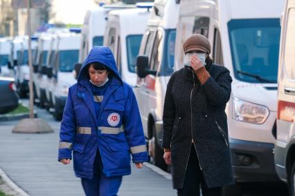 Санкт-Петербурга. Очередь из автомобилей скорой помощи у приемного отделения Покровской больницы.