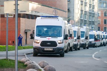 Санкт-Петербурга. Очередь из автомобилей скорой помощи  у приемного отделения Покровской больницы.