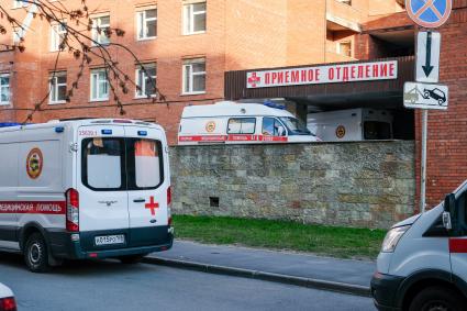 Санкт-Петербурга. Очередь из автомобилей скорой помощи  у приемного отделения Покровской больницы.