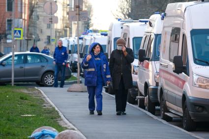 Санкт-Петербурга. Очередь из автомобилей скорой помощи  у приемного отделения Покровской больницы.