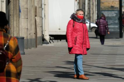 Санкт-Петербурга.  Женщина в медицинской маске на улице.