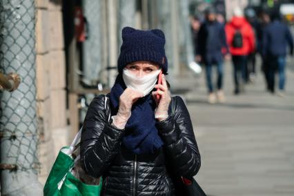 Санкт-Петербурга.  Женщина в медицинской маске на улице.