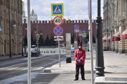 Москва. Вид на пустую Красную площадь со стороны Ильинки.