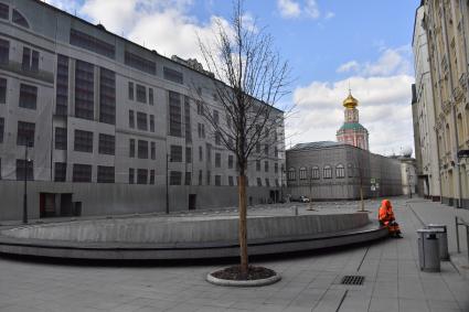 Москва. Сотрудник коммунальных служб на пустой Биржевой площади.