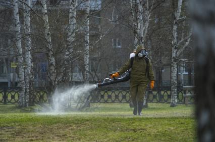 Екатеринбург. Обработка от клещей в парках и скверах  города