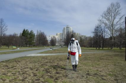 Екатеринбург. Обработка от клещей в парках и скверах  города