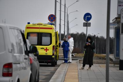 Москва.  Сотрудники скорой реанимационной помощи у медицинского центра `Новомосковский` в Коммунарке.