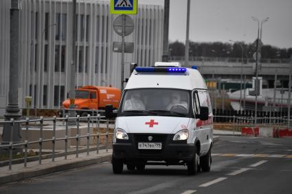 Москва. Автомобиль скорой помощи у медицинского центра `Новомосковский` в Коммунарке.