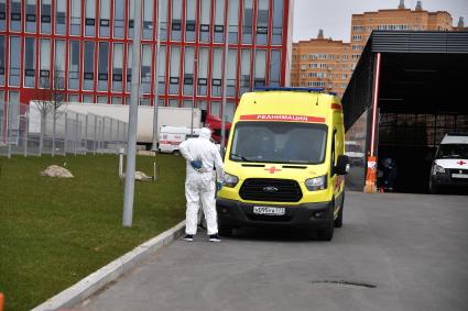 Москва. Скорая реанимационная помощь у медицинского центра `Новомосковский` в Коммунарке.