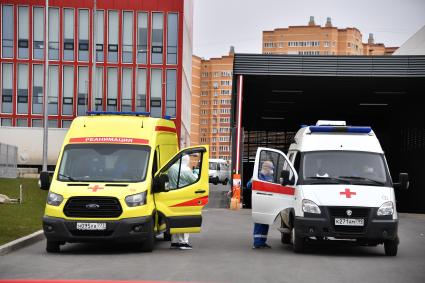 Москва. Автомобили скорой помощи у медицинского центра `Новомосковский` в Коммунарке.