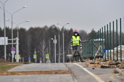 Москва.  Строительство новых корпусов медицинского центра `Новомосковский` в Коммунарке.