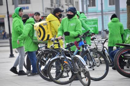 Москва. Сотрудники сервиса доставки еды в медицинских  масках.