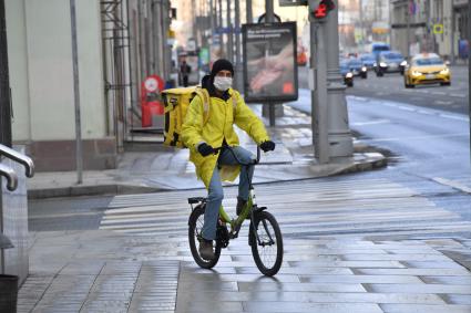 Москва. Сотрудник сервиса доставки еды.