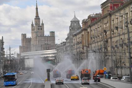 Москва. Машины   коммунальных служб дезинфицируют дороги и тротуары на Садовом кольце.